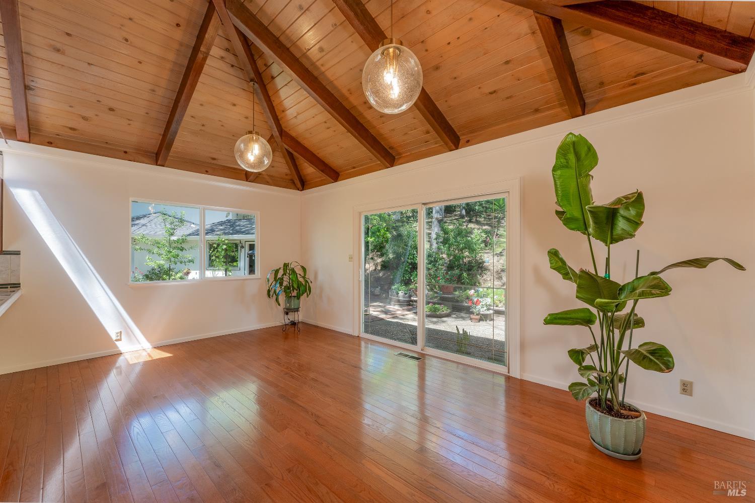 Detail Gallery Image 6 of 38 For 925 Knob Hill Rd, Ukiah,  CA 95482 - 3 Beds | 2 Baths
