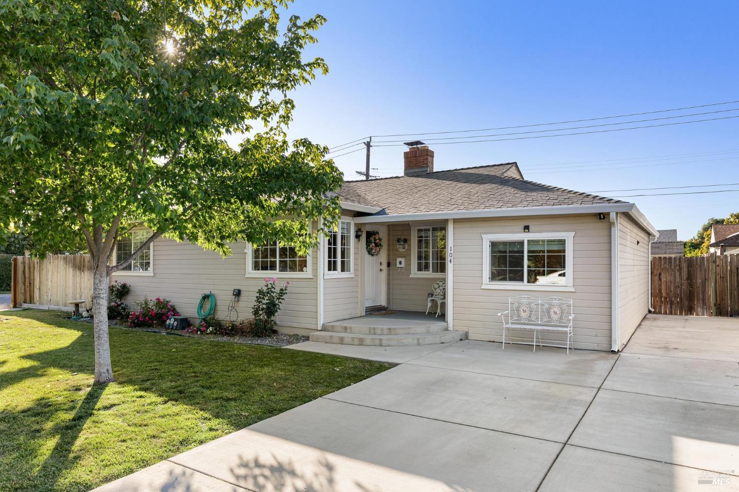 Detail Gallery Image 4 of 31 For 104 Birch St, Vacaville,  CA 95688 - 3 Beds | 1 Baths