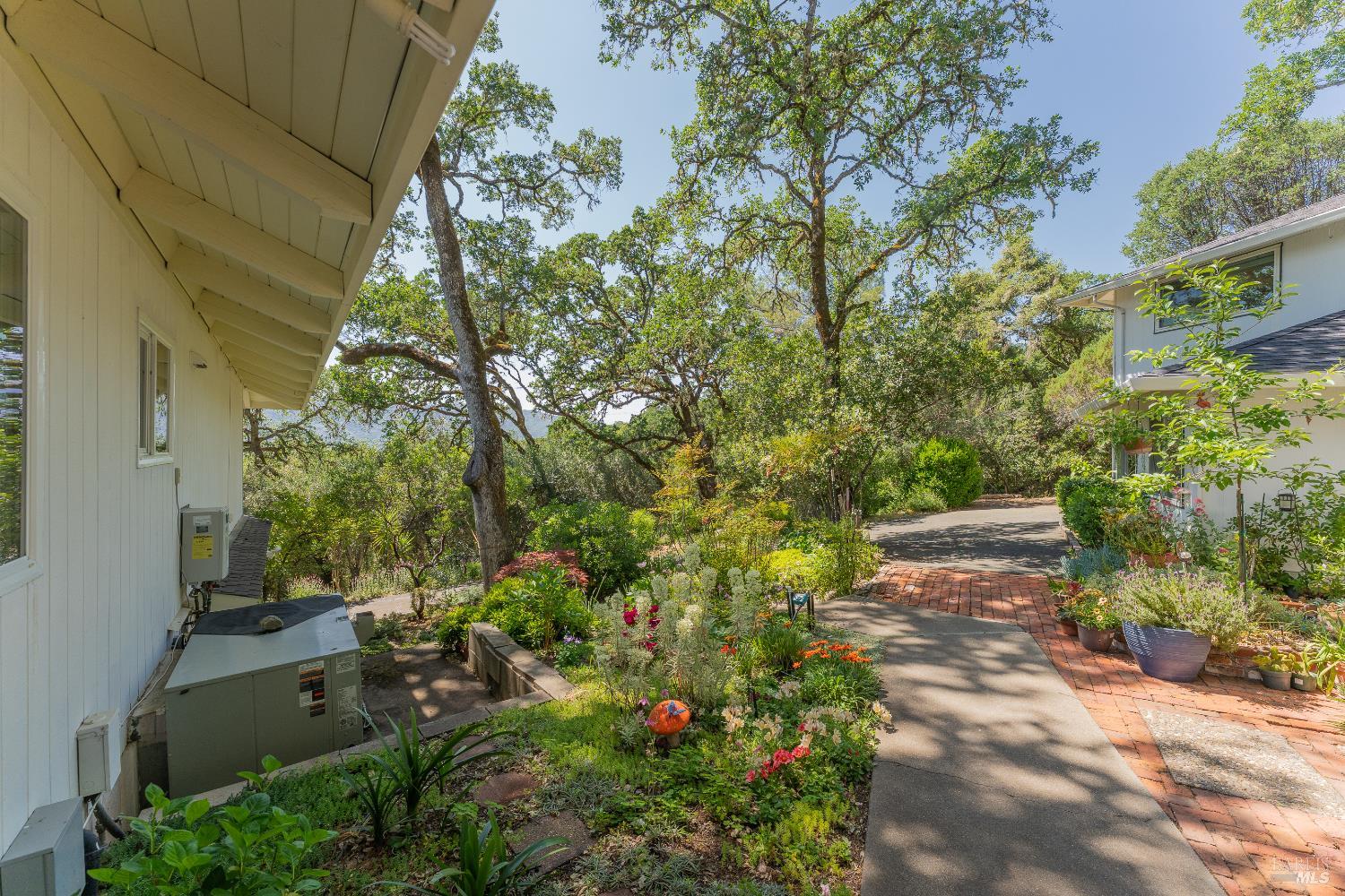 Detail Gallery Image 21 of 38 For 925 Knob Hill Rd, Ukiah,  CA 95482 - 3 Beds | 2 Baths