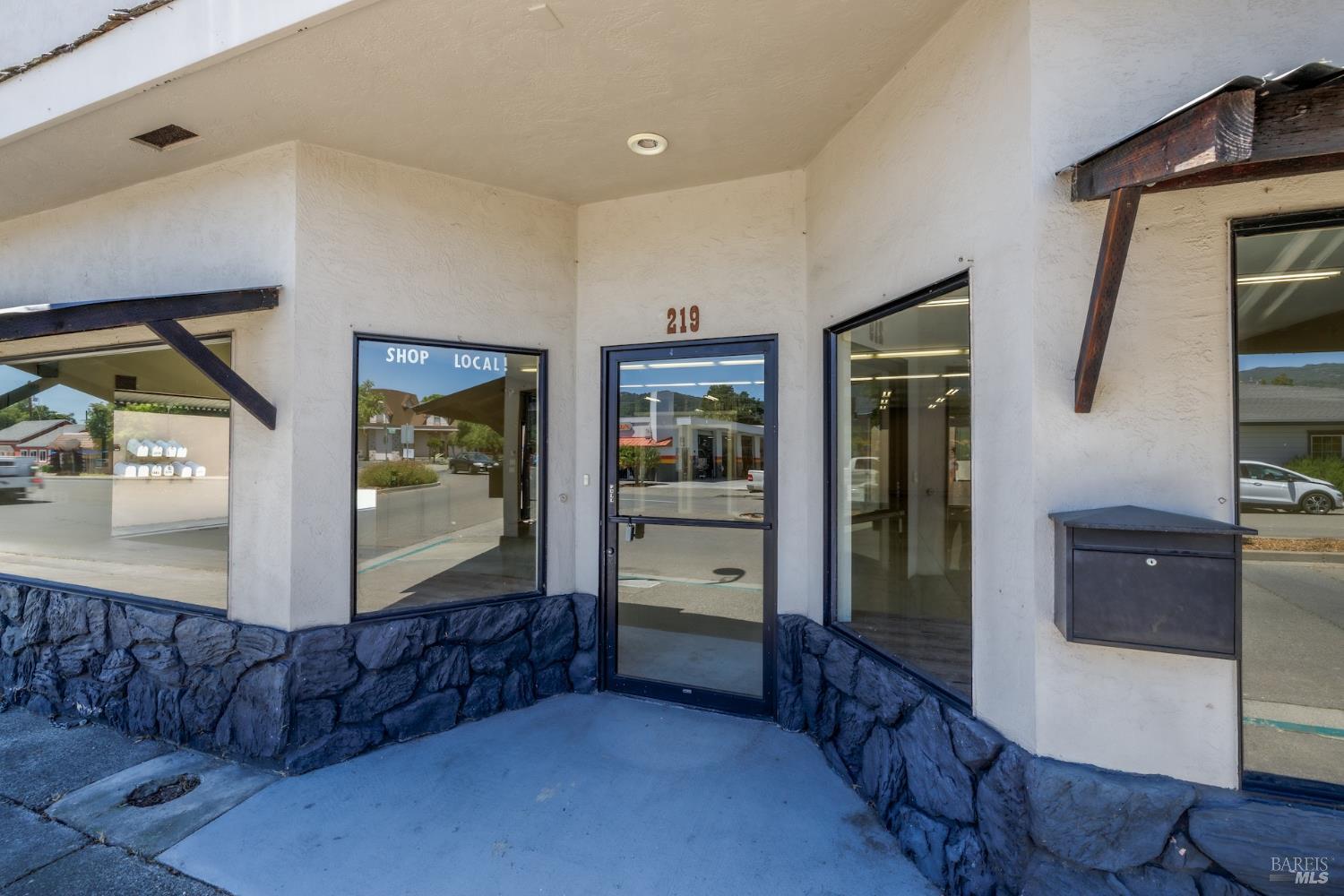 Detail Gallery Image 4 of 25 For 219 S Cloverdale Blvd, Cloverdale,  CA 95425 - – Beds | – Baths