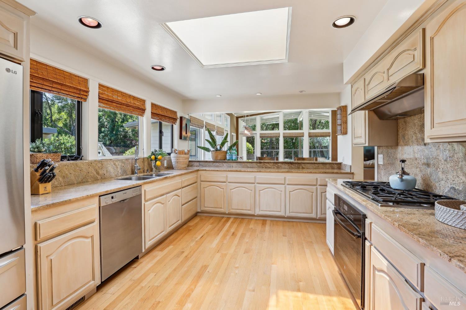 Detail Gallery Image 16 of 41 For 225 Van Winkle Dr, San Anselmo,  CA 94960 - 5 Beds | 4 Baths