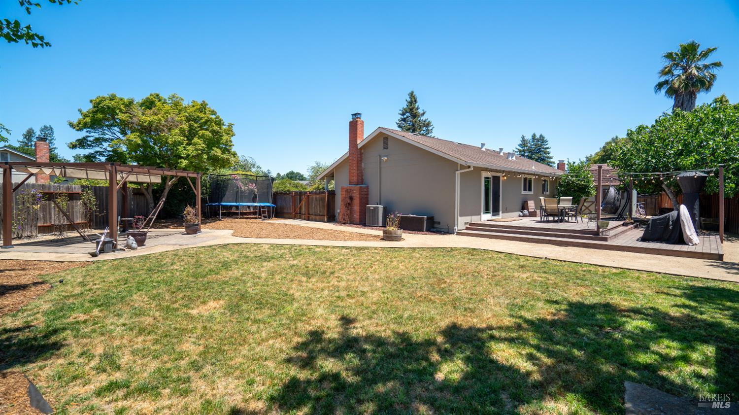 Detail Gallery Image 17 of 38 For 1523 Bruce Ct, Santa Rosa,  CA 95401 - 3 Beds | 2 Baths
