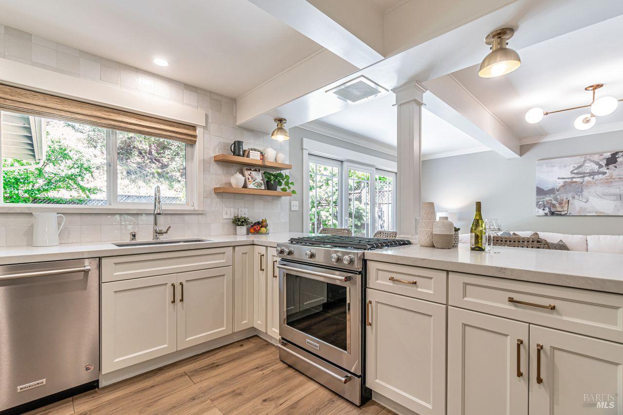 Detail Gallery Image 11 of 37 For 37 Angela Ave, San Anselmo,  CA 94960 - 4 Beds | 2/1 Baths