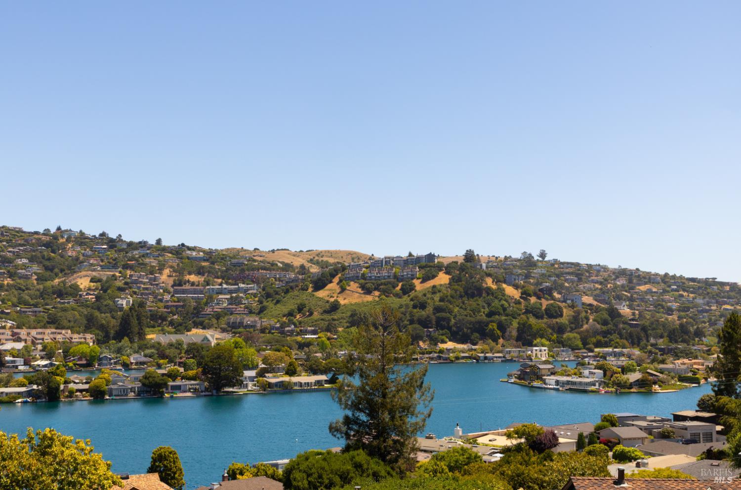 Detail Gallery Image 2 of 47 For 1 North Point Cir, Belvedere,  CA 94920 - 4 Beds | 3/1 Baths