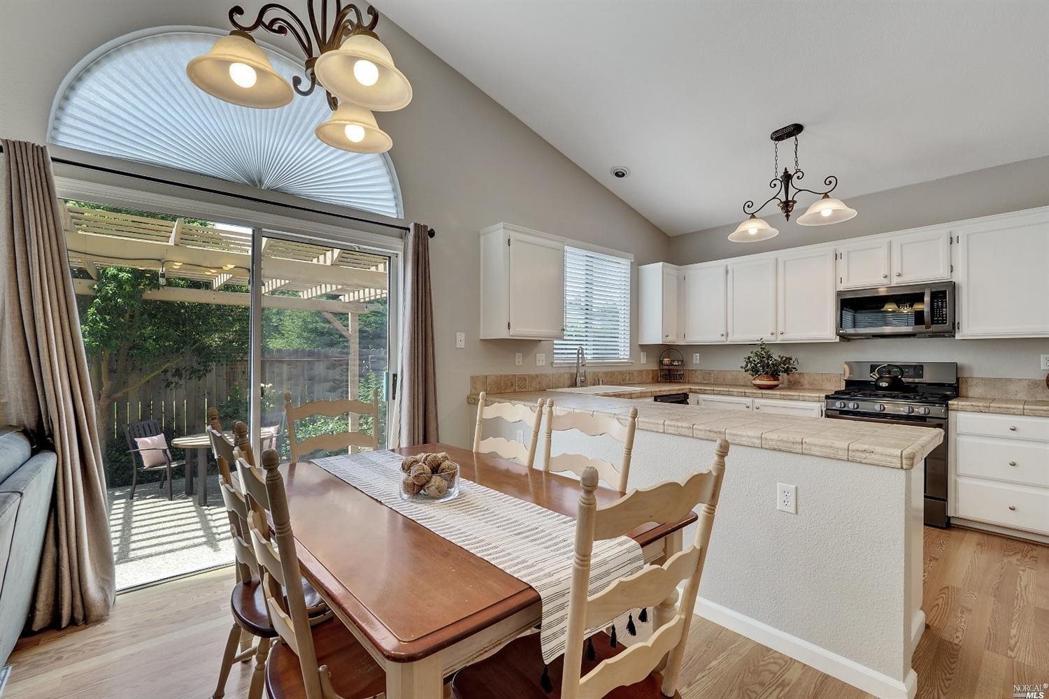 Detail Gallery Image 4 of 11 For 915 Tipperary Dr, Vacaville,  CA 95688 - 3 Beds | 2 Baths