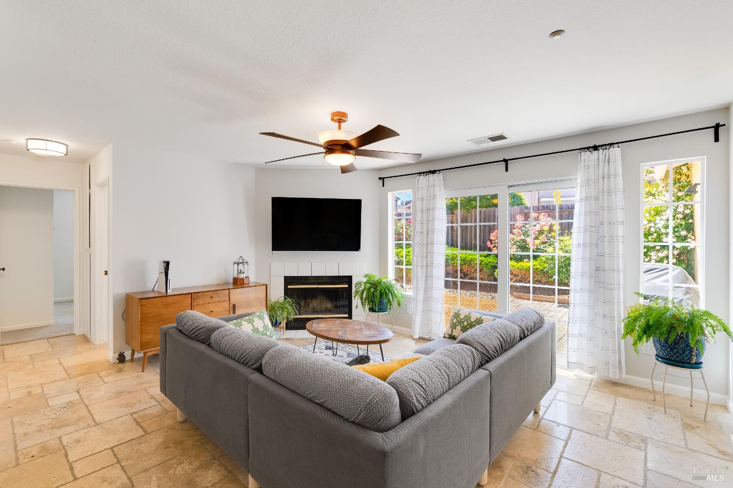 Detail Gallery Image 11 of 38 For 364 Columbia Cir, Benicia,  CA 94510 - 2 Beds | 2 Baths