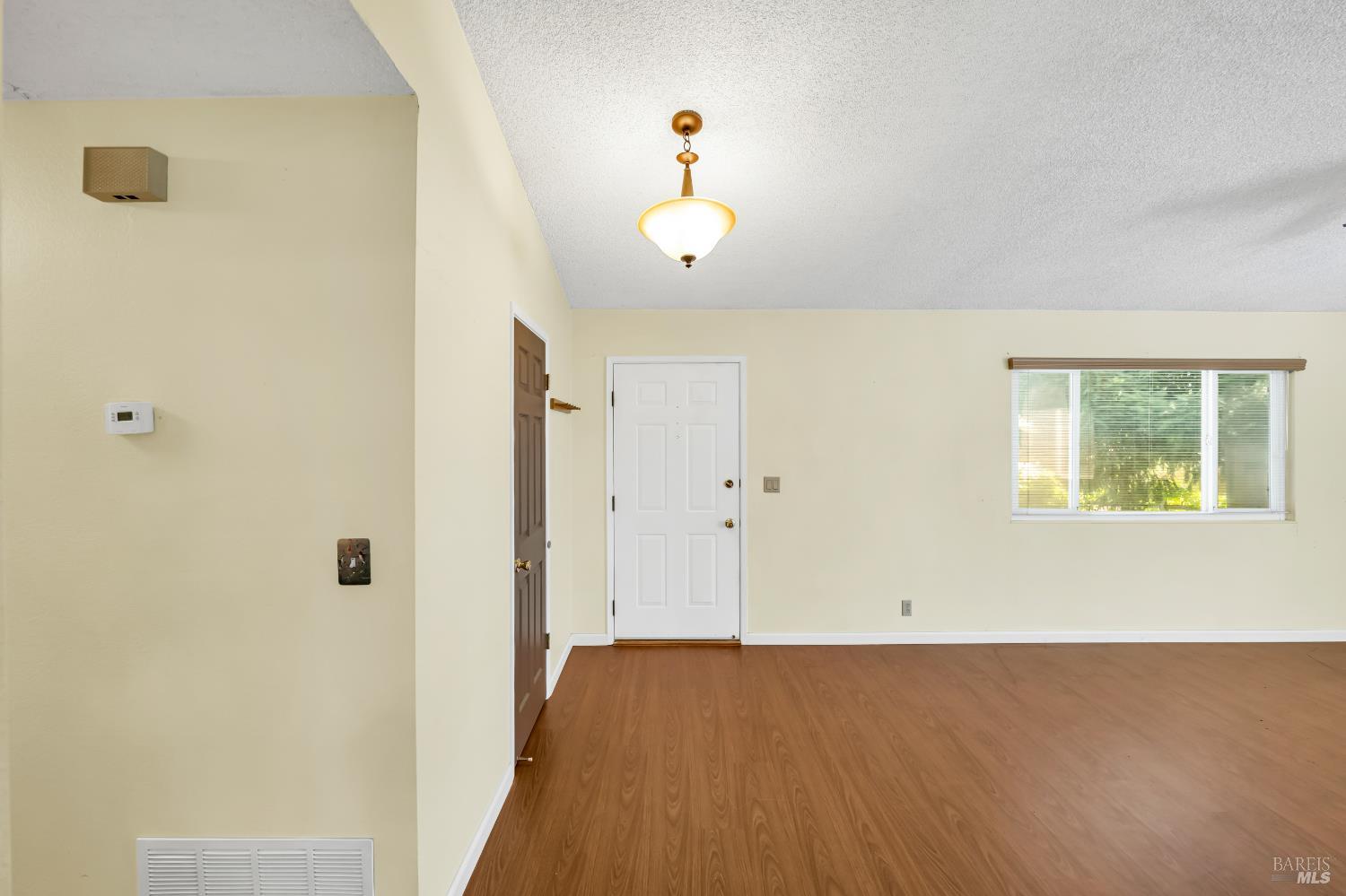 Detail Gallery Image 5 of 45 For 550 Rossi Dr, Dixon,  CA 95620 - 3 Beds | 2 Baths