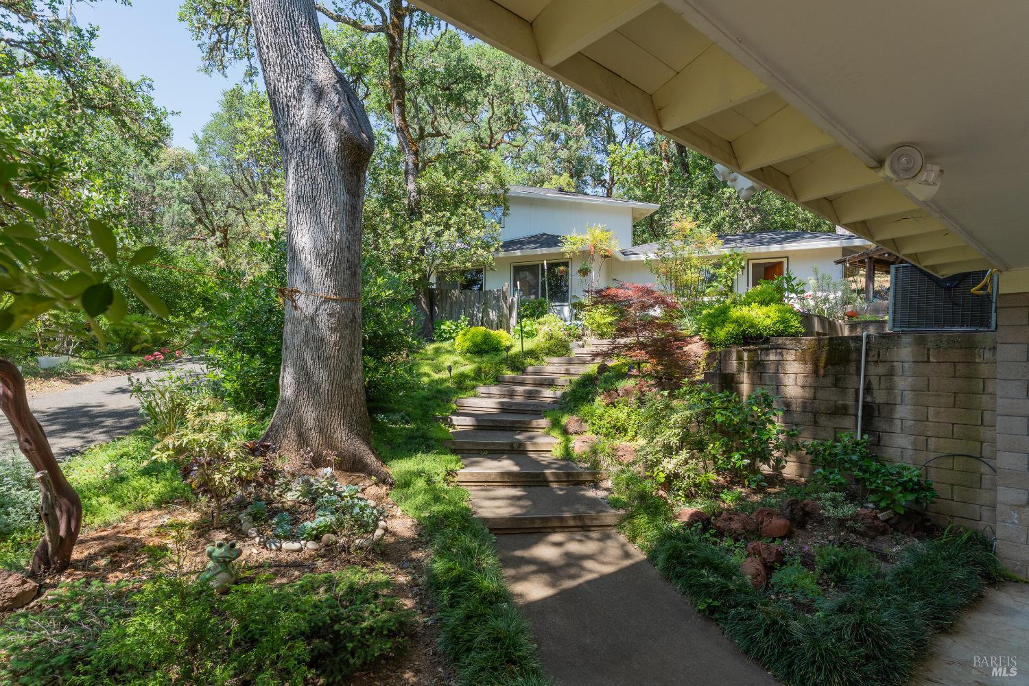 Detail Gallery Image 3 of 38 For 925 Knob Hill Rd, Ukiah,  CA 95482 - 3 Beds | 2 Baths