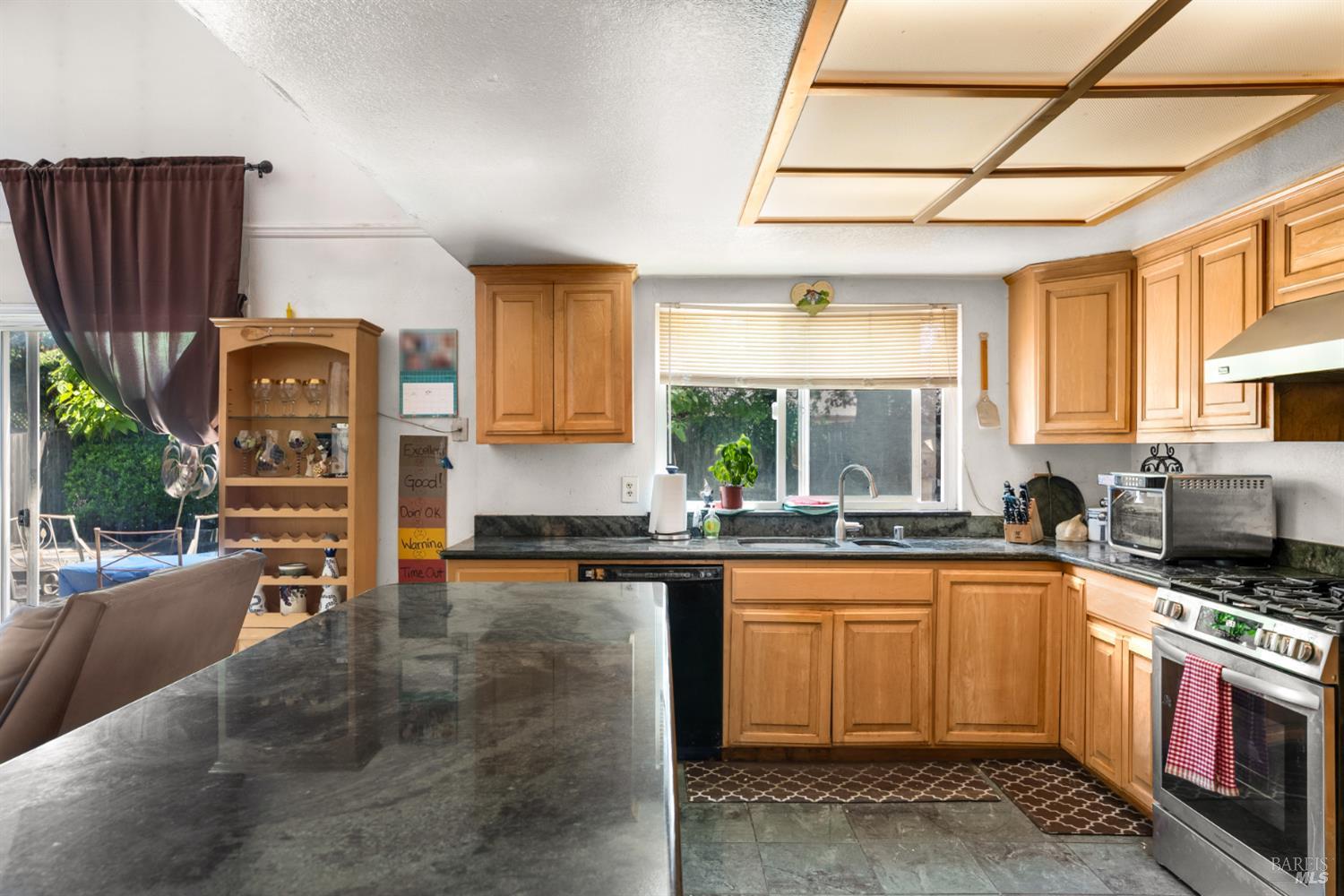 Detail Gallery Image 9 of 34 For 6048 Dawn Dr, Rohnert Park,  CA 94928 - 4 Beds | 3 Baths