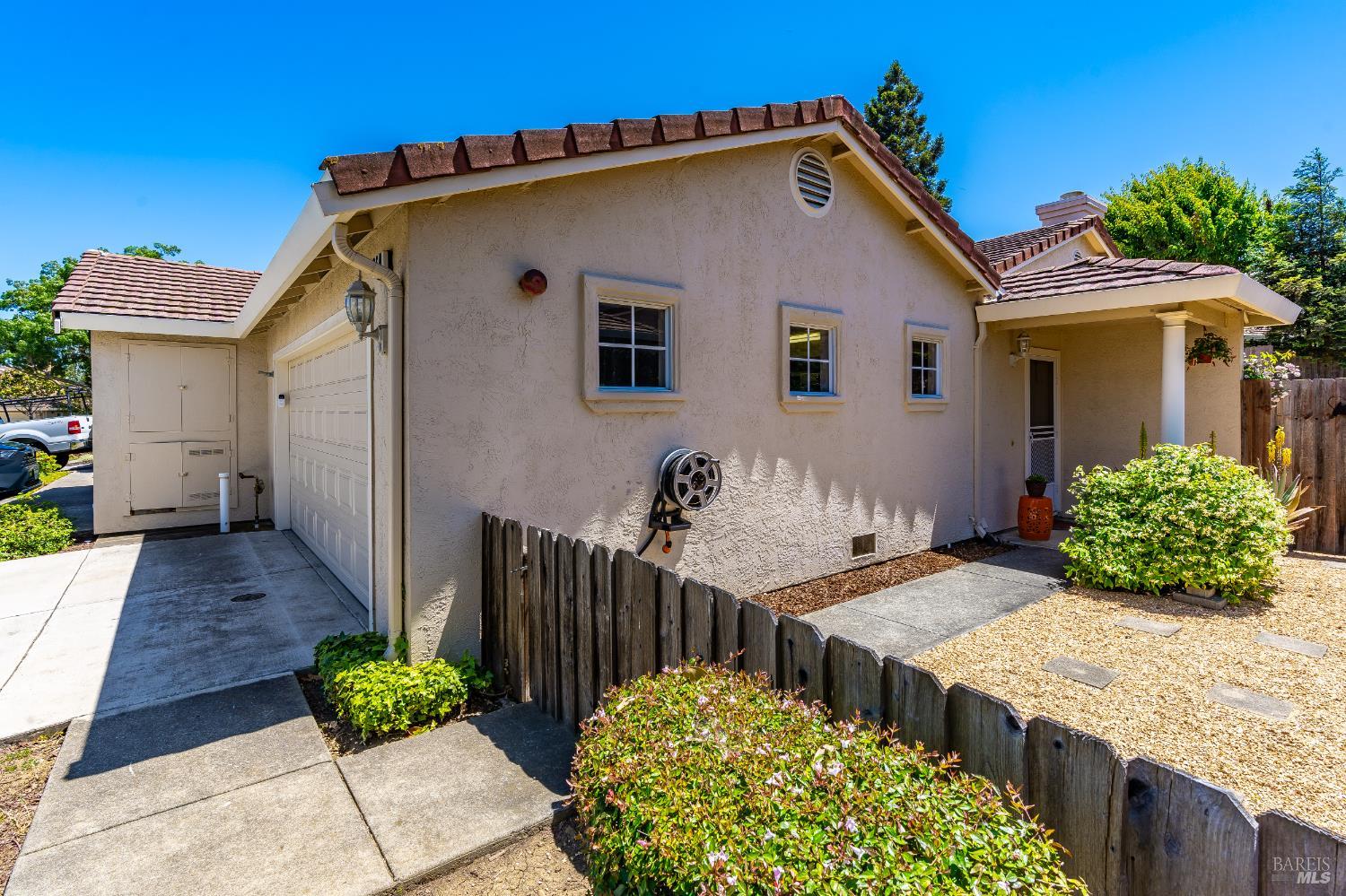 Detail Gallery Image 6 of 38 For 364 Columbia Cir, Benicia,  CA 94510 - 2 Beds | 2 Baths