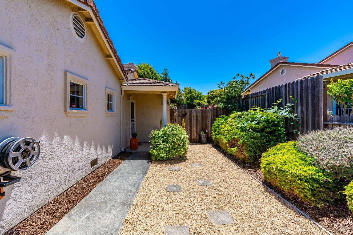 Detail Gallery Image 7 of 38 For 364 Columbia Cir, Benicia,  CA 94510 - 2 Beds | 2 Baths