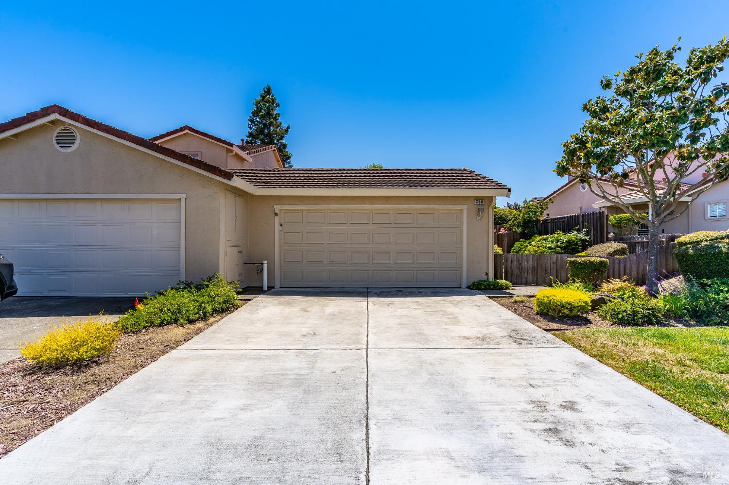 Detail Gallery Image 5 of 38 For 364 Columbia Cir, Benicia,  CA 94510 - 2 Beds | 2 Baths