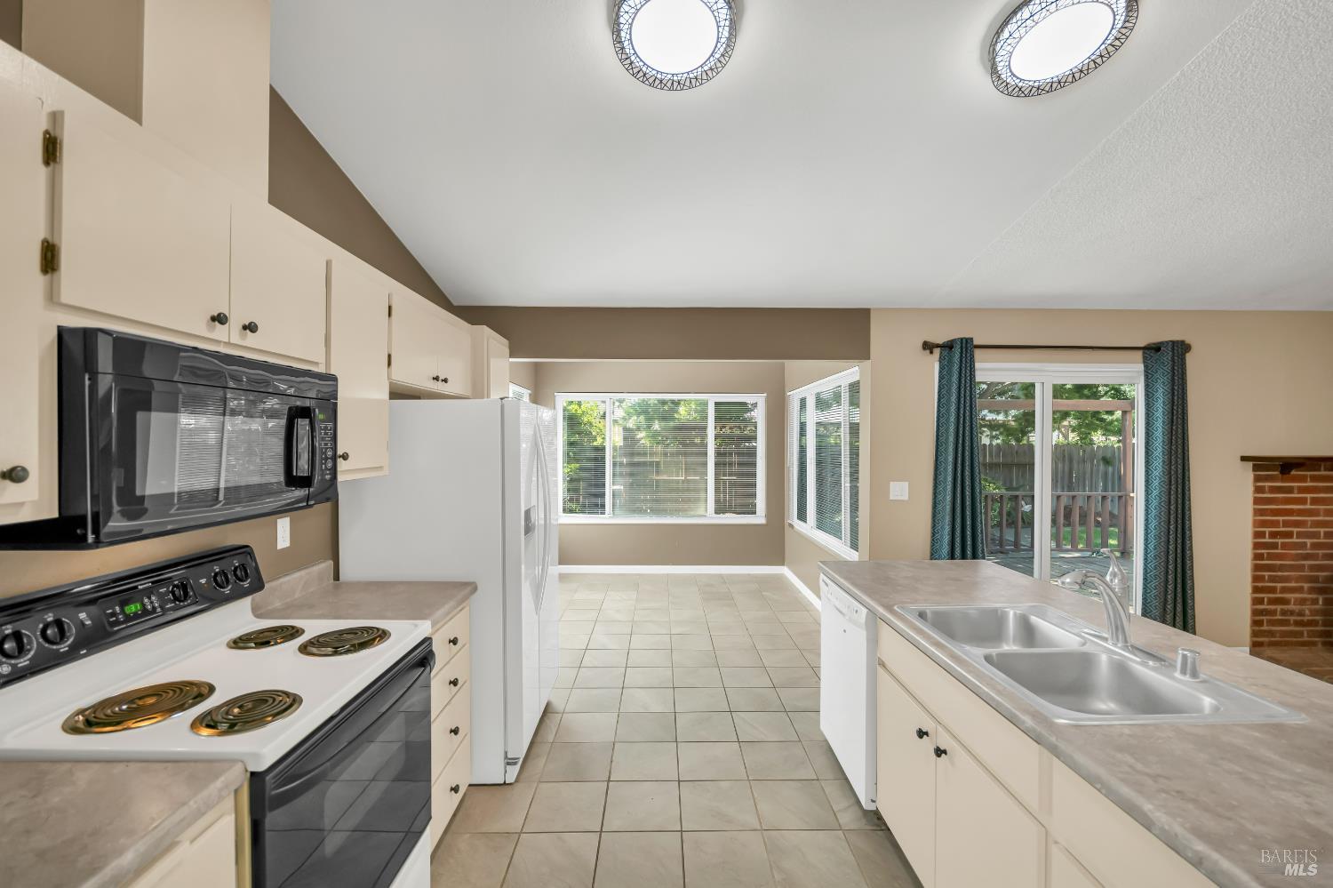 Detail Gallery Image 13 of 45 For 550 Rossi Dr, Dixon,  CA 95620 - 3 Beds | 2 Baths