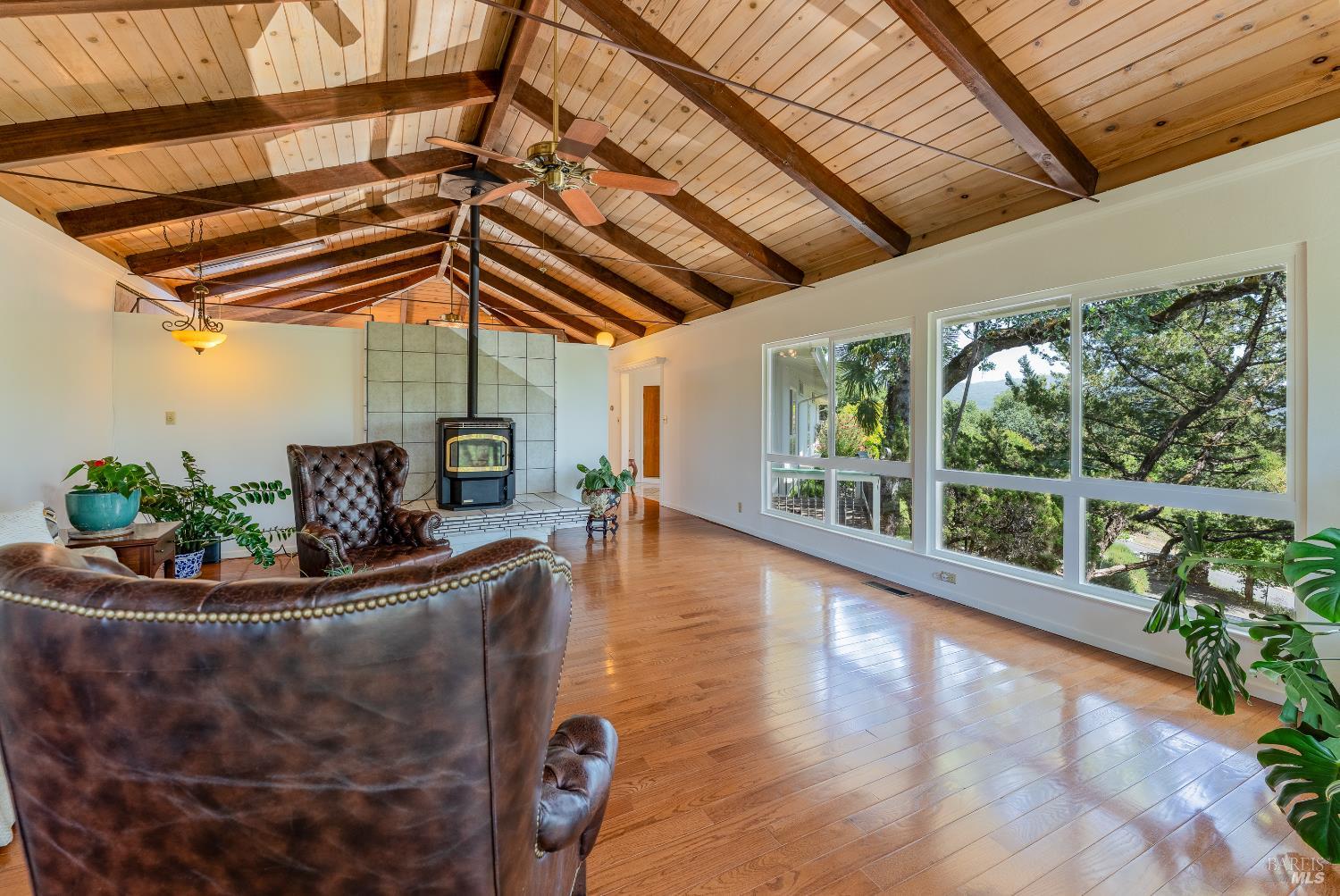Detail Gallery Image 5 of 38 For 925 Knob Hill Rd, Ukiah,  CA 95482 - 3 Beds | 2 Baths