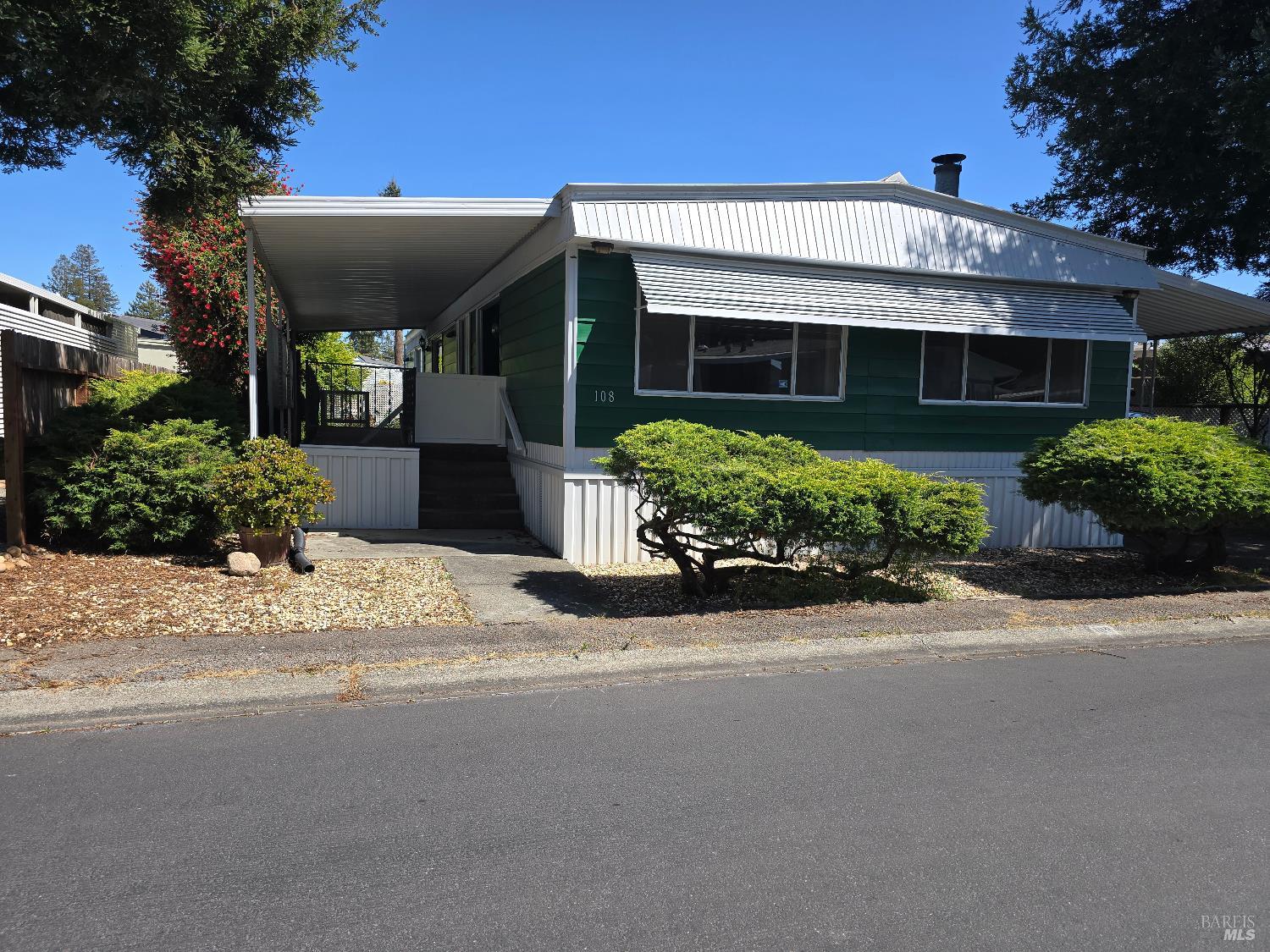 Detail Gallery Image 2 of 29 For 108 N Napa Dr, Petaluma,  CA 94954 - 2 Beds | 2 Baths