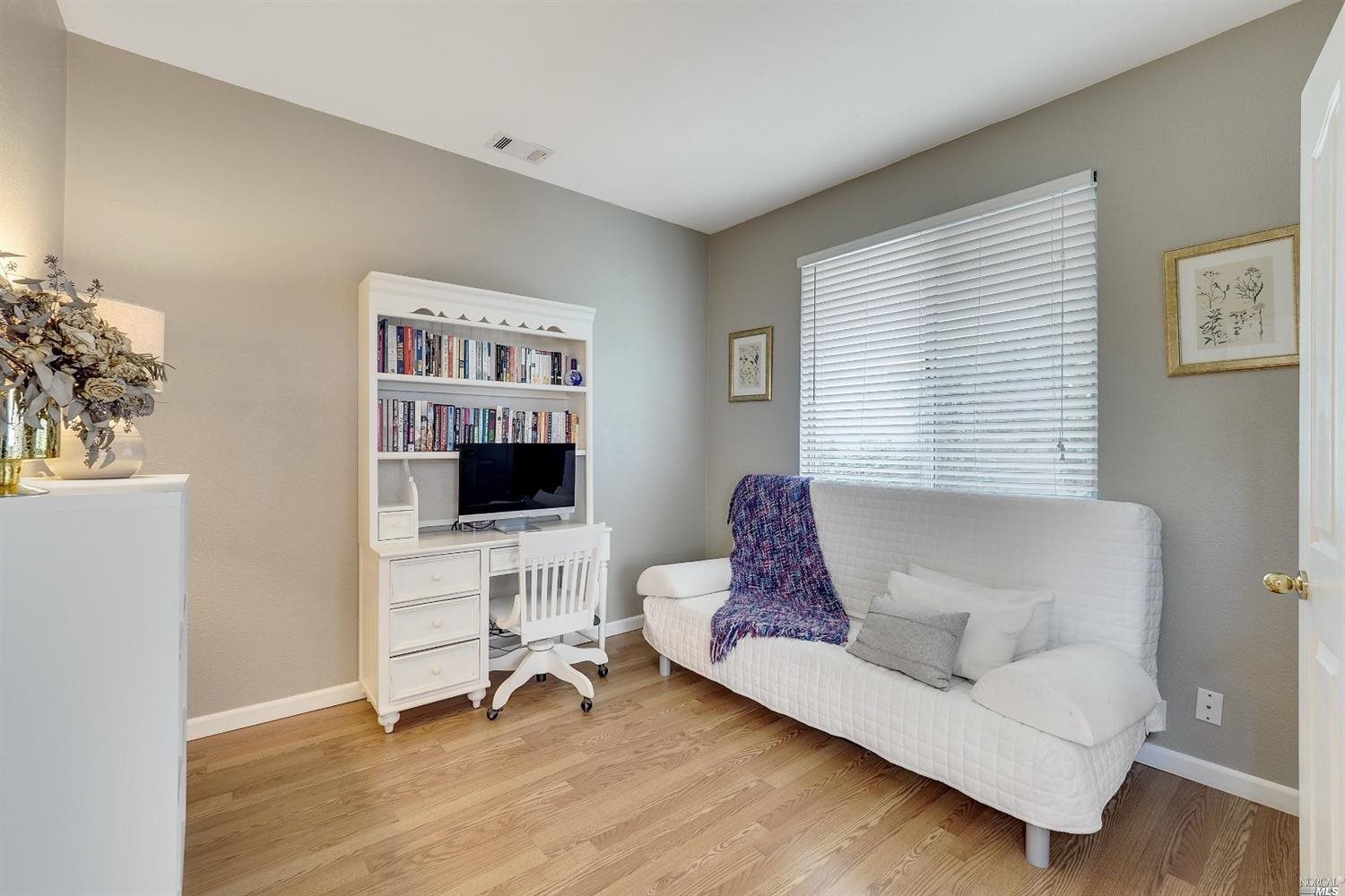 Detail Gallery Image 5 of 11 For 915 Tipperary Dr, Vacaville,  CA 95688 - 3 Beds | 2 Baths