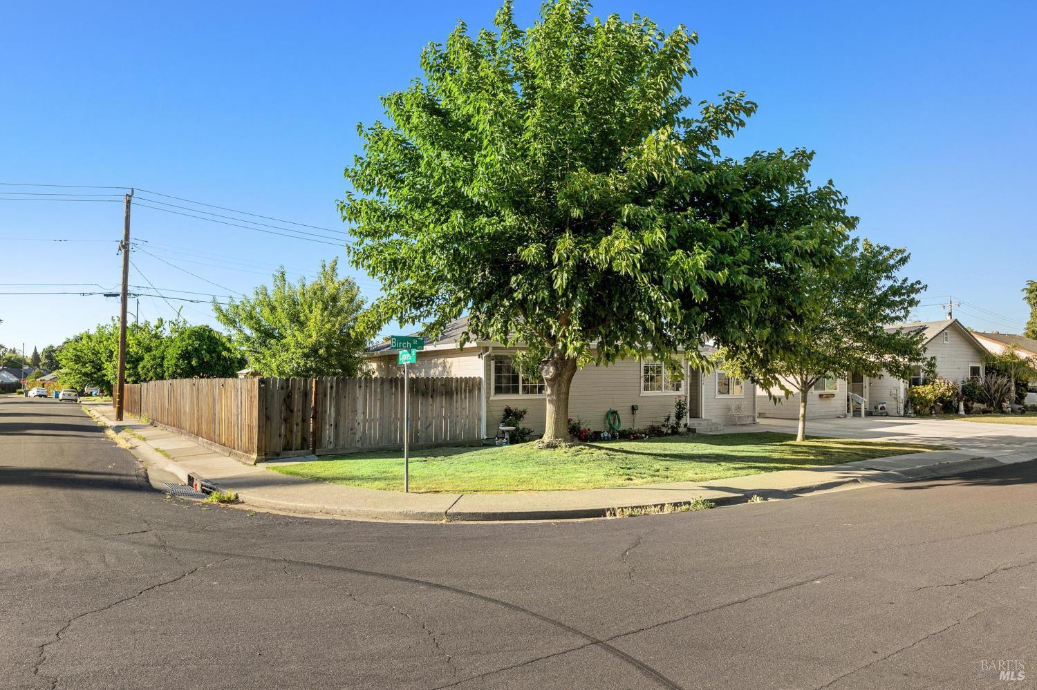 Detail Gallery Image 2 of 31 For 104 Birch St, Vacaville,  CA 95688 - 3 Beds | 1 Baths
