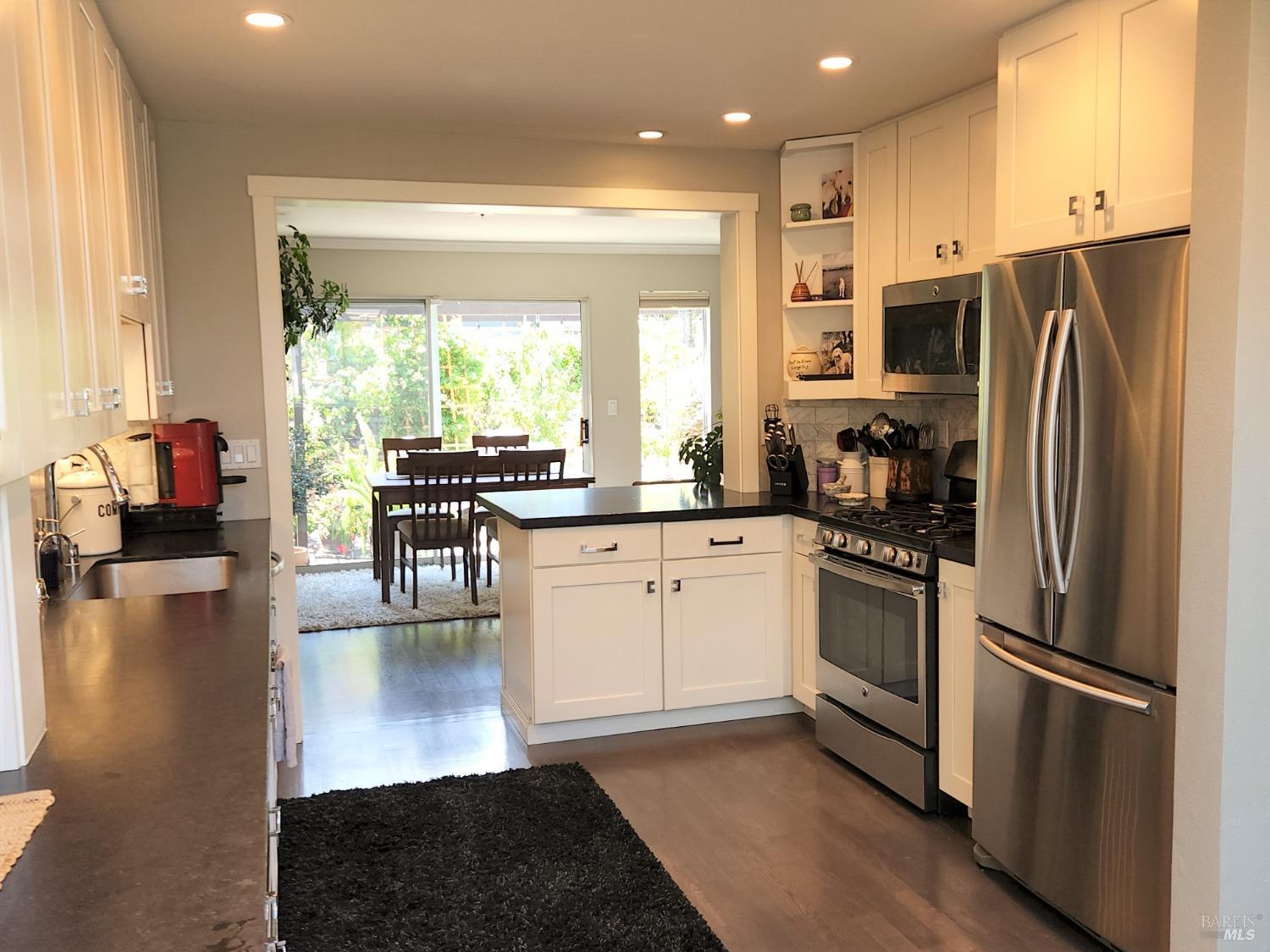 Detail Gallery Image 8 of 31 For 6 Narragansett Cv, San Rafael,  CA 94901 - 2 Beds | 3 Baths