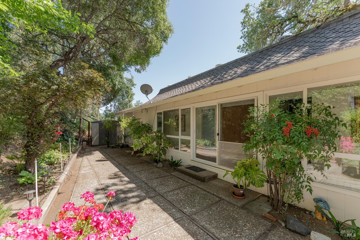Detail Gallery Image 18 of 38 For 925 Knob Hill Rd, Ukiah,  CA 95482 - 3 Beds | 2 Baths