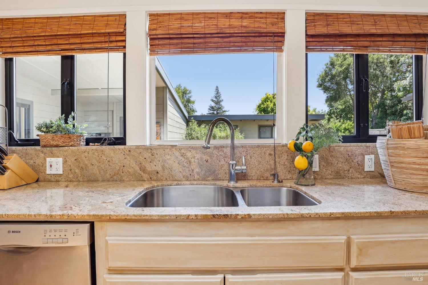 Detail Gallery Image 18 of 41 For 225 Van Winkle Dr, San Anselmo,  CA 94960 - 5 Beds | 4 Baths