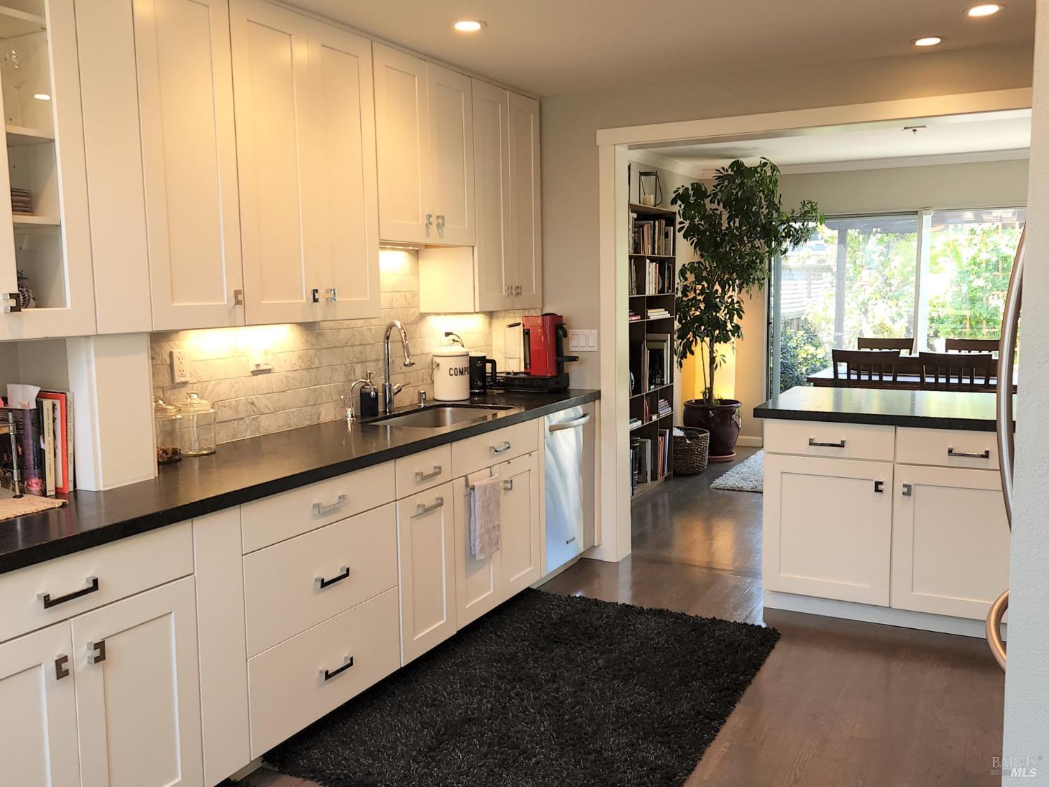 Detail Gallery Image 2 of 31 For 6 Narragansett Cv, San Rafael,  CA 94901 - 2 Beds | 3 Baths