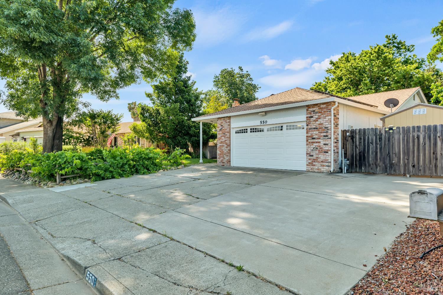 Detail Gallery Image 3 of 45 For 550 Rossi Dr, Dixon,  CA 95620 - 3 Beds | 2 Baths