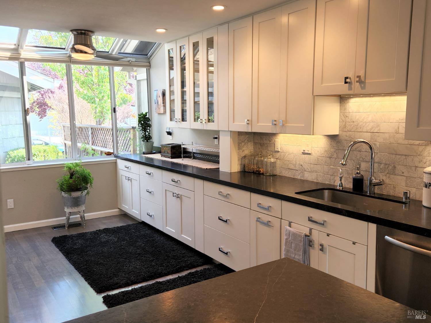 Detail Gallery Image 7 of 31 For 6 Narragansett Cv, San Rafael,  CA 94901 - 2 Beds | 3 Baths