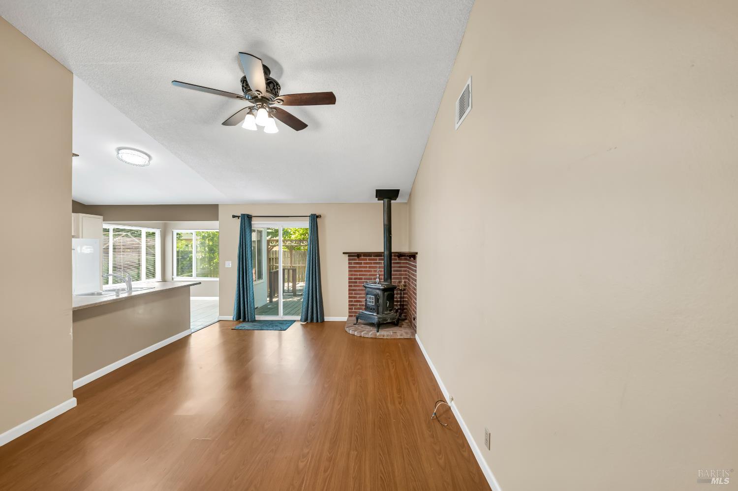 Detail Gallery Image 10 of 45 For 550 Rossi Dr, Dixon,  CA 95620 - 3 Beds | 2 Baths