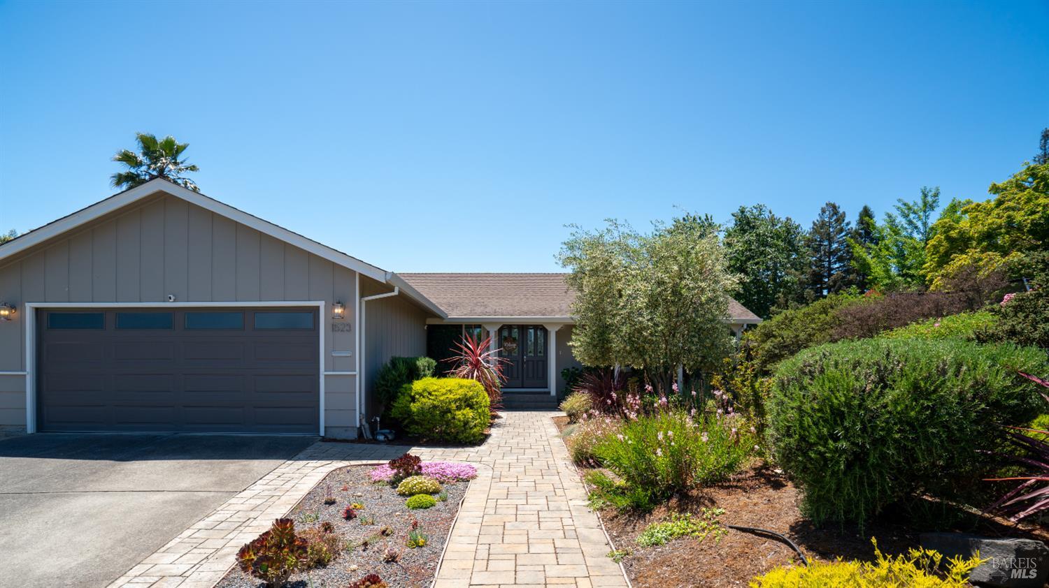 Detail Gallery Image 1 of 38 For 1523 Bruce Ct, Santa Rosa,  CA 95401 - 3 Beds | 2 Baths