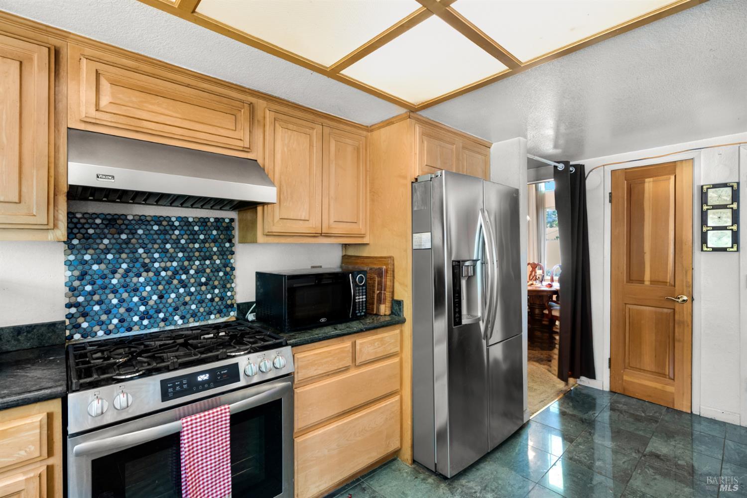 Detail Gallery Image 13 of 34 For 6048 Dawn Dr, Rohnert Park,  CA 94928 - 4 Beds | 3 Baths