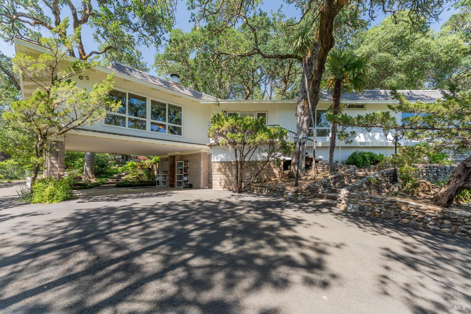 Detail Gallery Image 2 of 38 For 925 Knob Hill Rd, Ukiah,  CA 95482 - 3 Beds | 2 Baths