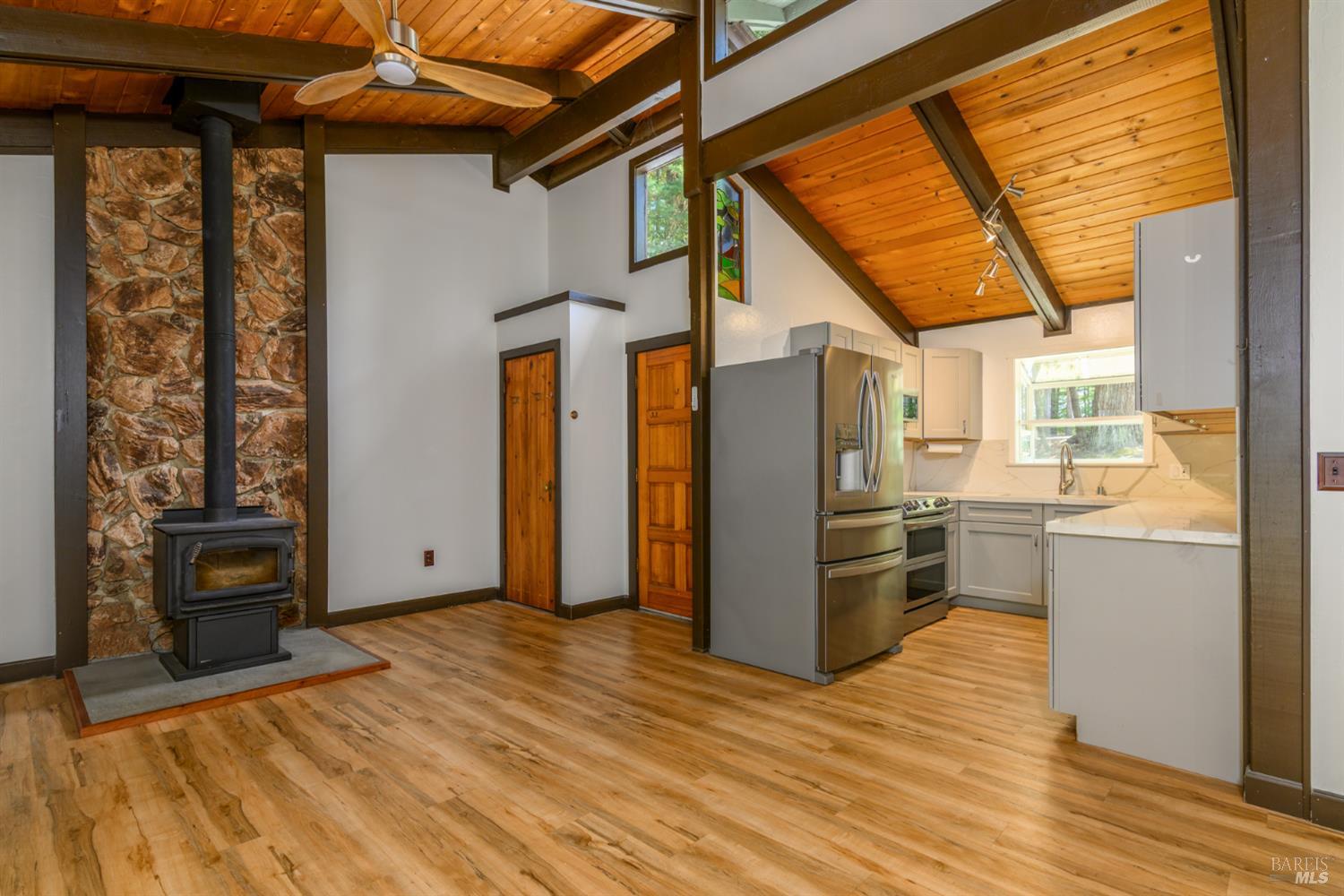 Detail Gallery Image 9 of 39 For 45270 Ocean View Ln, Gualala,  CA 95445 - 2 Beds | 1 Baths