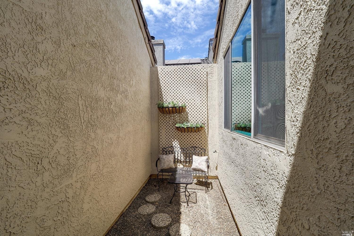 Detail Gallery Image 10 of 11 For 915 Tipperary Dr, Vacaville,  CA 95688 - 3 Beds | 2 Baths