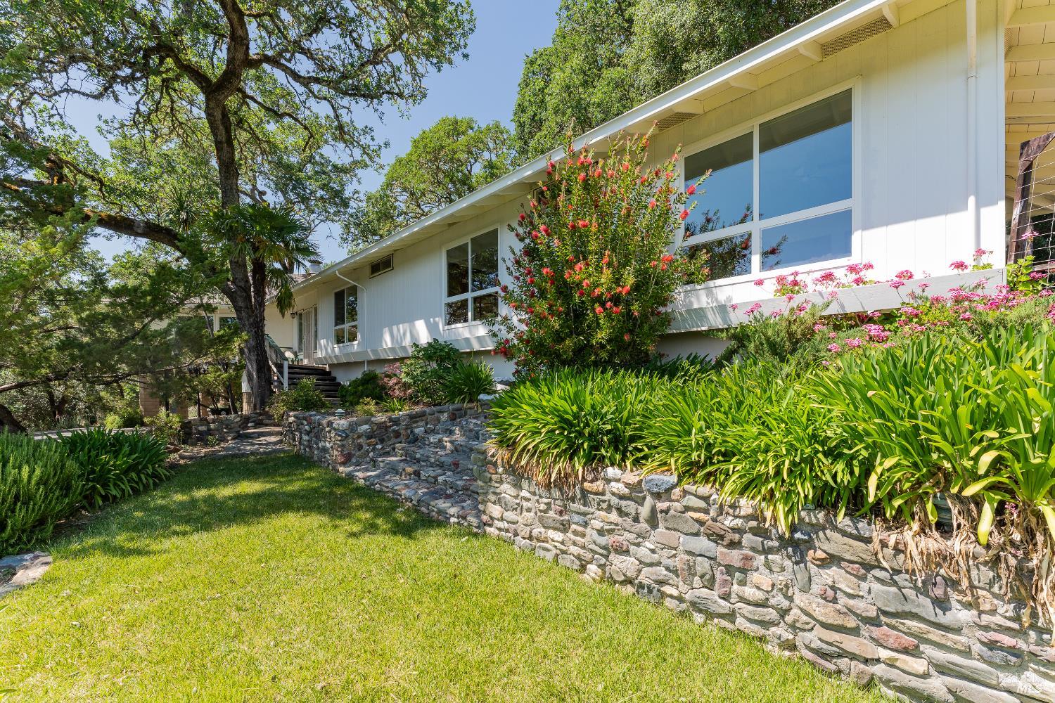 Detail Gallery Image 33 of 38 For 925 Knob Hill Rd, Ukiah,  CA 95482 - 3 Beds | 2 Baths