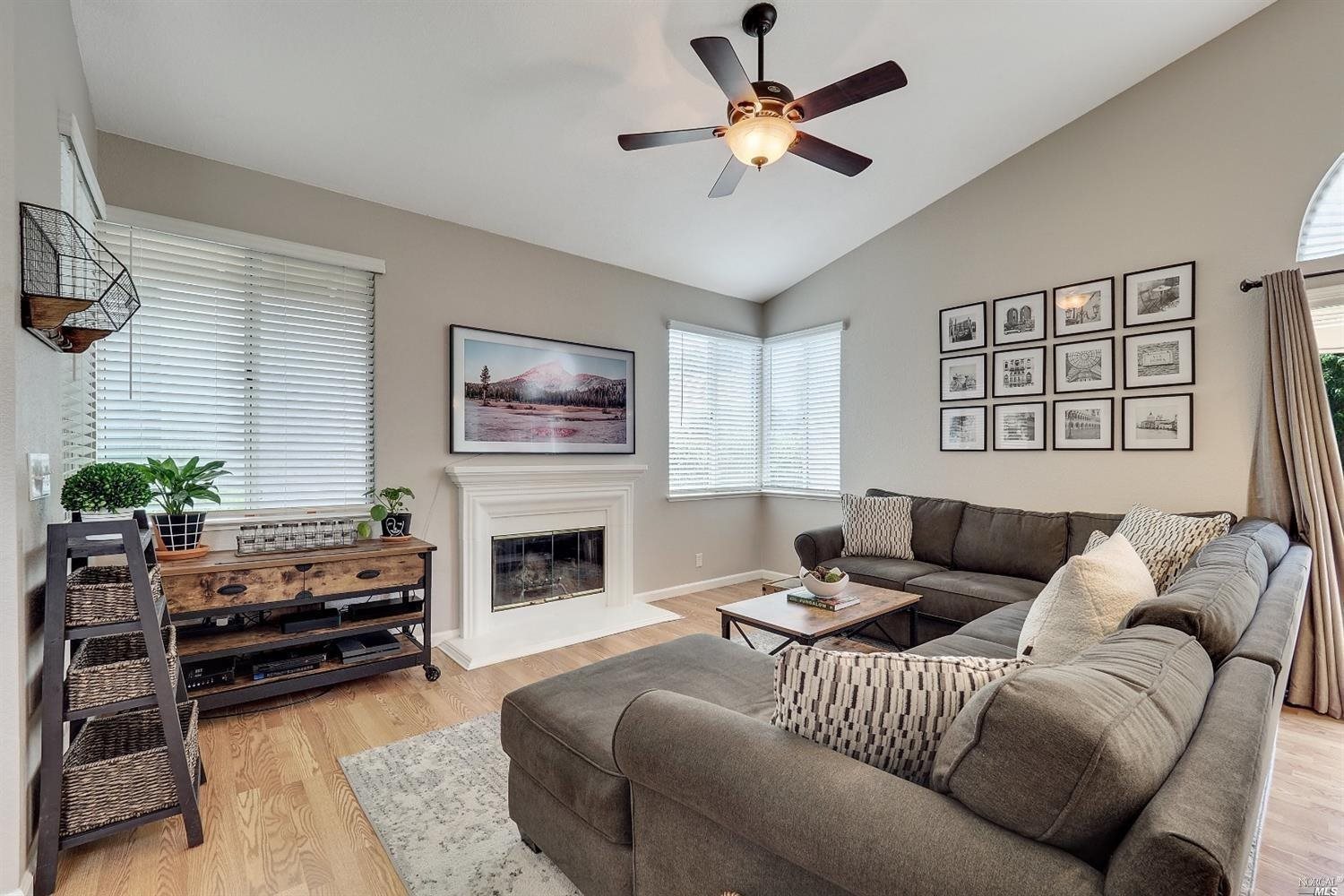 Detail Gallery Image 2 of 11 For 915 Tipperary Dr, Vacaville,  CA 95688 - 3 Beds | 2 Baths