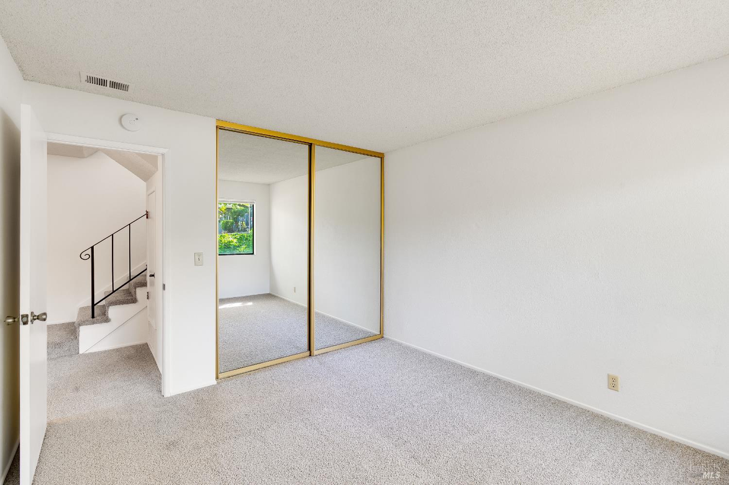 Detail Gallery Image 18 of 33 For 2000 Clearview Cir, Benicia,  CA 94510 - 3 Beds | 2/1 Baths