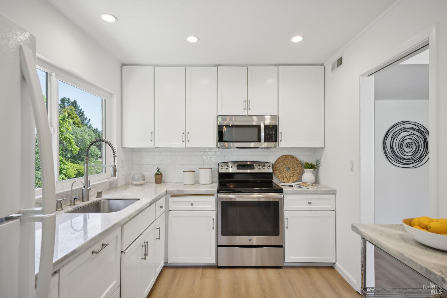 Detail Gallery Image 4 of 24 For 40 Redwood Ave, Corte Madera,  CA 94925 - 2 Beds | 2 Baths
