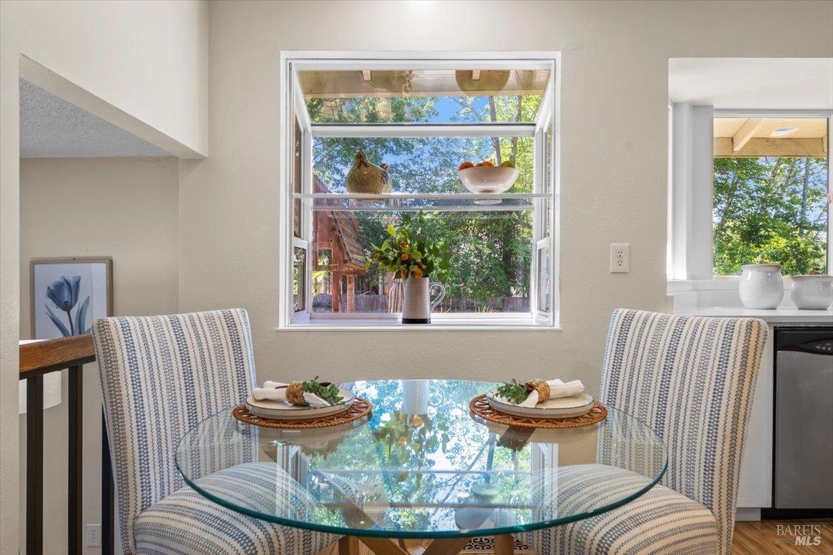 Detail Gallery Image 18 of 56 For 1503 Galaxy Ct, Rohnert Park,  CA 94928 - 4 Beds | 2/1 Baths