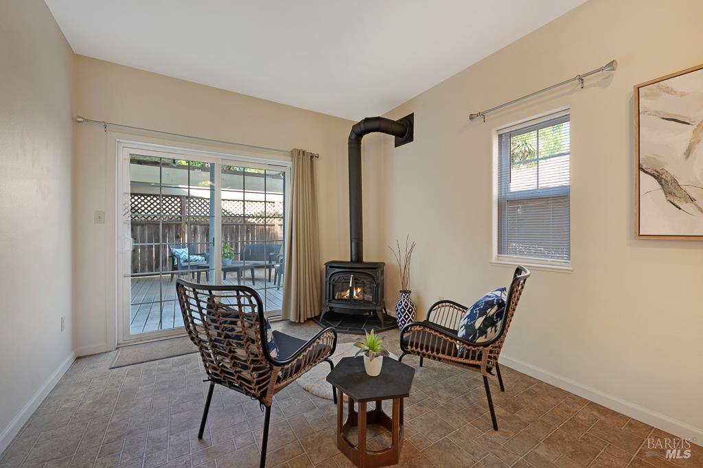 Detail Gallery Image 9 of 44 For 1237 Humboldt St, Santa Rosa,  CA 95404 - 3 Beds | 3/1 Baths
