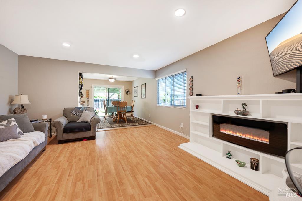 Detail Gallery Image 15 of 46 For 1405 Montana Pl, Rohnert Park,  CA 94928 - 4 Beds | 2/1 Baths