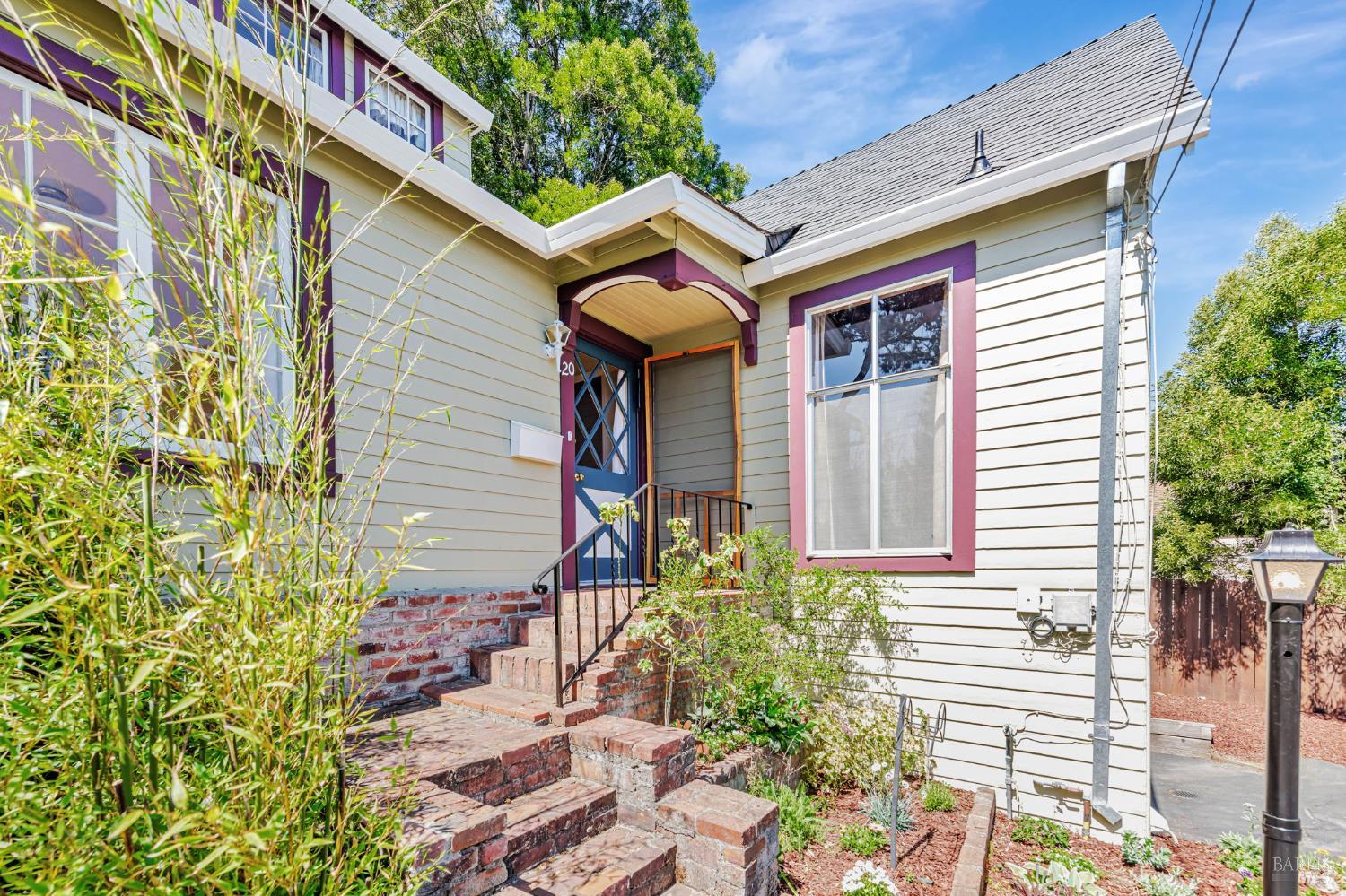 Detail Gallery Image 2 of 38 For 20 Laurel Ave, Petaluma,  CA 94952 - 2 Beds | 1 Baths