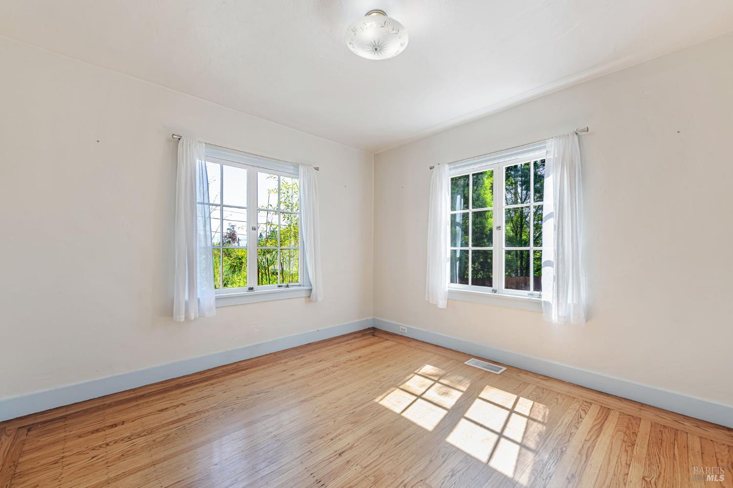 Detail Gallery Image 13 of 38 For 20 Laurel Ave, Petaluma,  CA 94952 - 2 Beds | 1 Baths