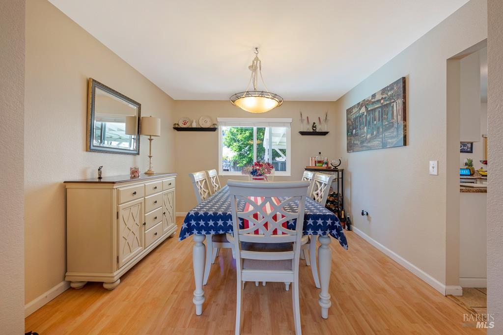Detail Gallery Image 10 of 46 For 1405 Montana Pl, Rohnert Park,  CA 94928 - 4 Beds | 2/1 Baths