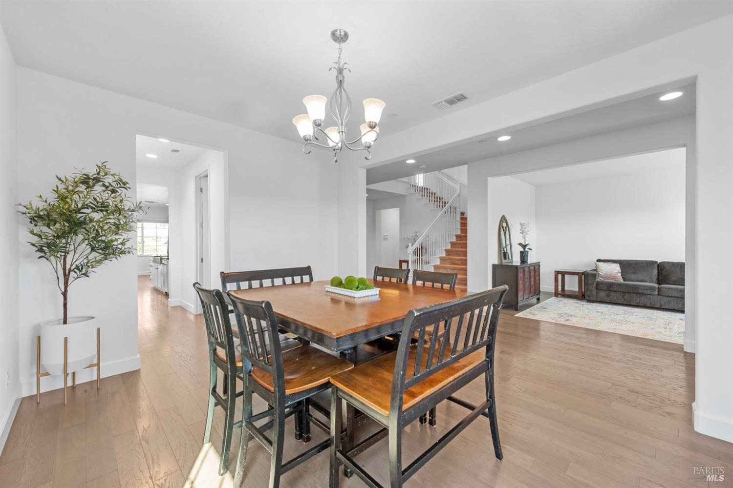 Detail Gallery Image 14 of 66 For 4012 Jade Crest Hill Way, Vacaville,  CA 95688 - 6 Beds | 4/1 Baths