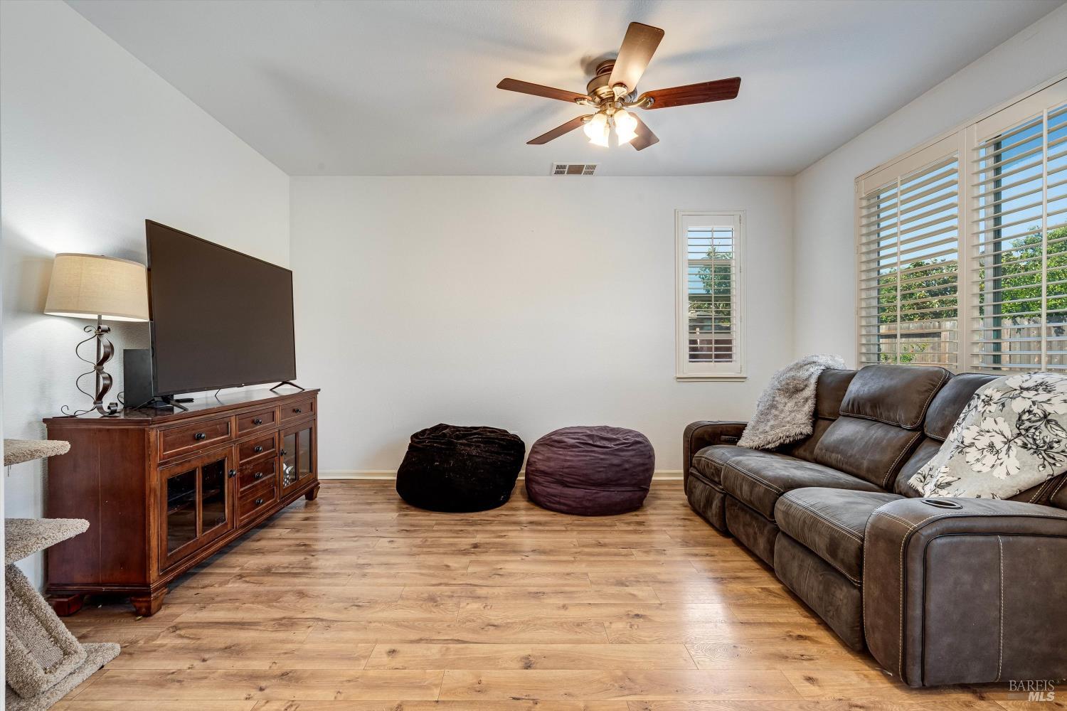 Detail Gallery Image 9 of 31 For 236 Cogburn Way, Vacaville,  CA 95687 - 5 Beds | 2/1 Baths
