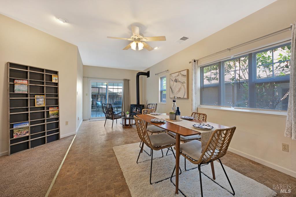 Detail Gallery Image 8 of 44 For 1237 Humboldt St, Santa Rosa,  CA 95404 - 3 Beds | 3/1 Baths