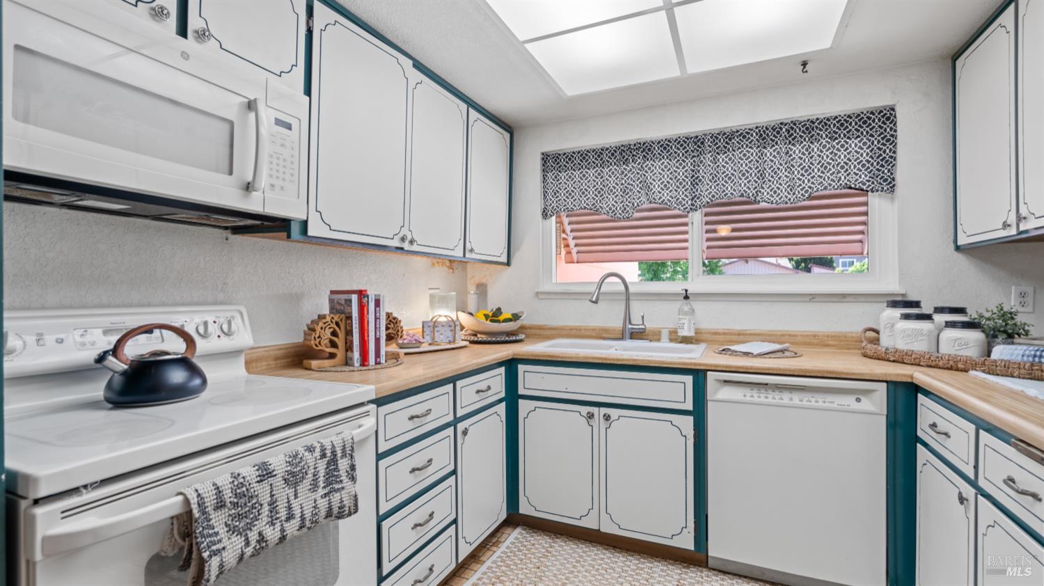 Detail Gallery Image 12 of 41 For 155 Midvale Dr, Vacaville,  CA 95687 - 4 Beds | 2 Baths