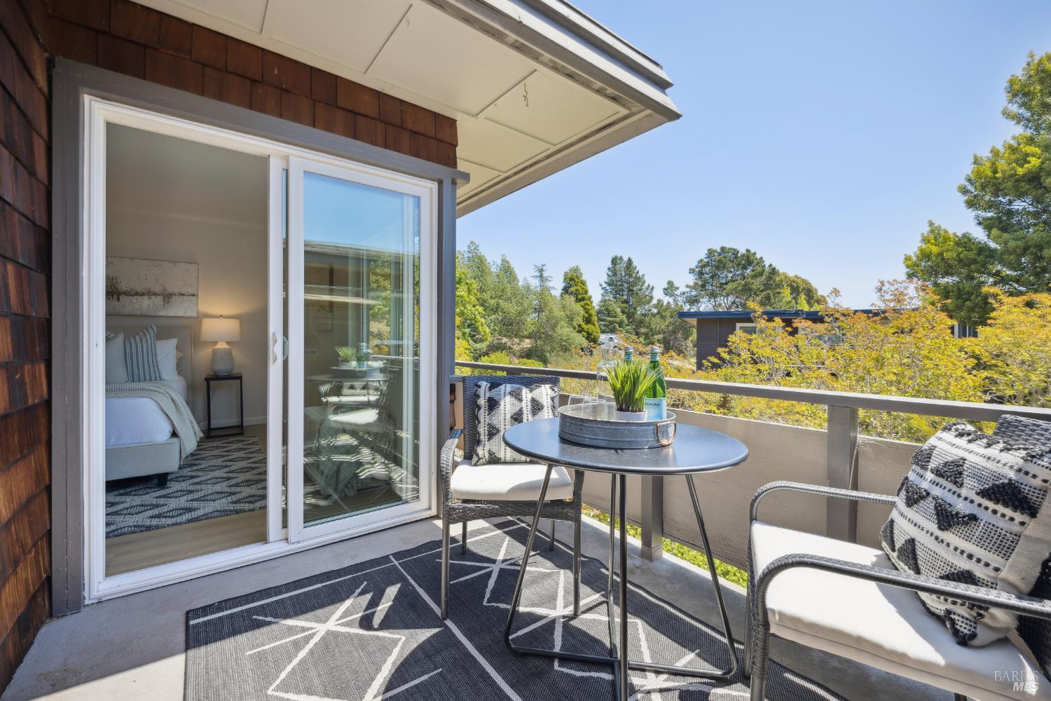 Detail Gallery Image 10 of 24 For 40 Redwood Ave, Corte Madera,  CA 94925 - 2 Beds | 2 Baths