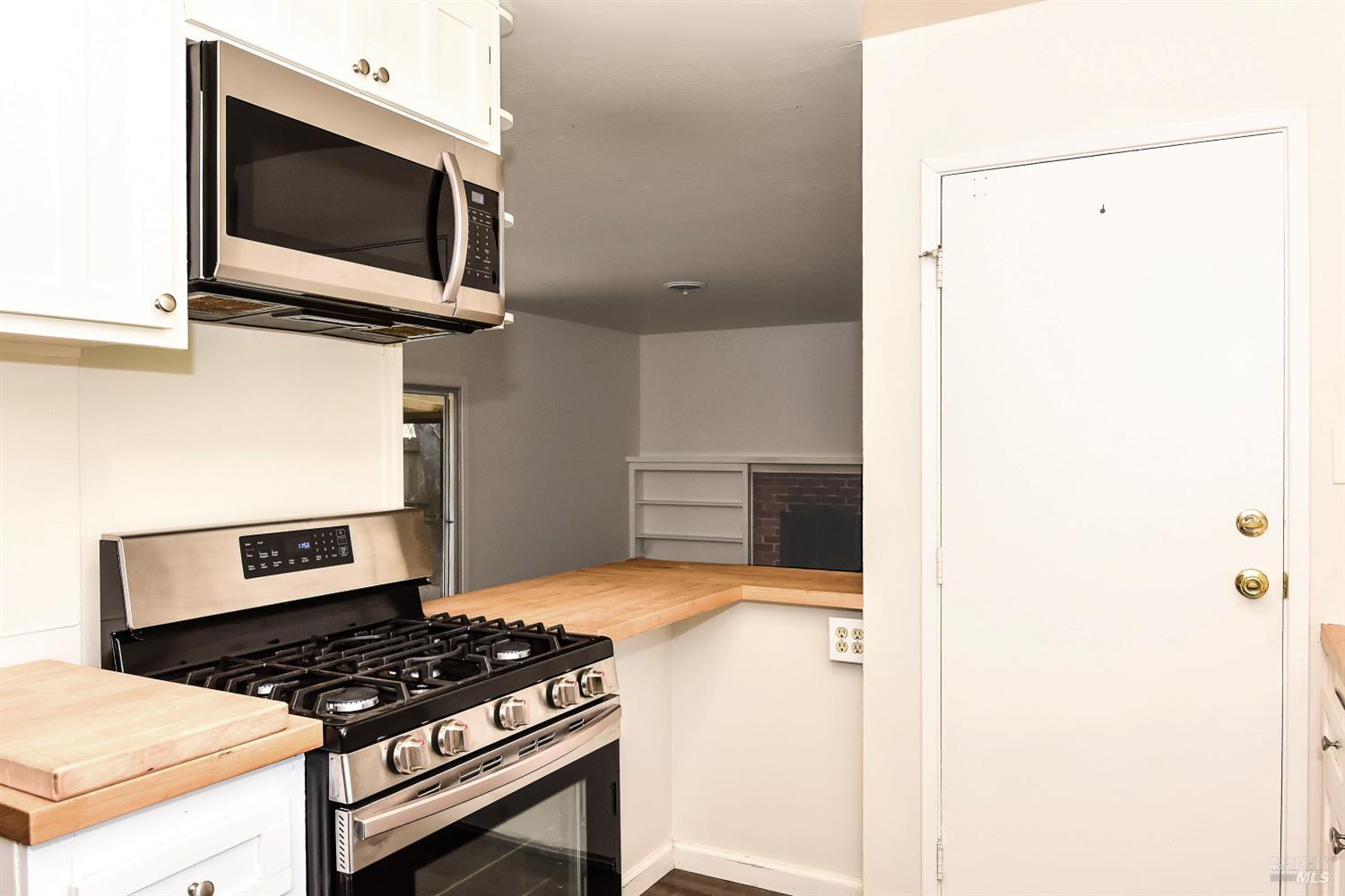 Detail Gallery Image 12 of 28 For 17884 San Carlos Dr, Sonoma,  CA 95476 - 4 Beds | 2 Baths
