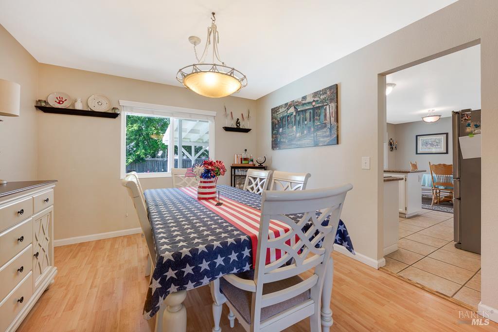 Detail Gallery Image 11 of 46 For 1405 Montana Pl, Rohnert Park,  CA 94928 - 4 Beds | 2/1 Baths